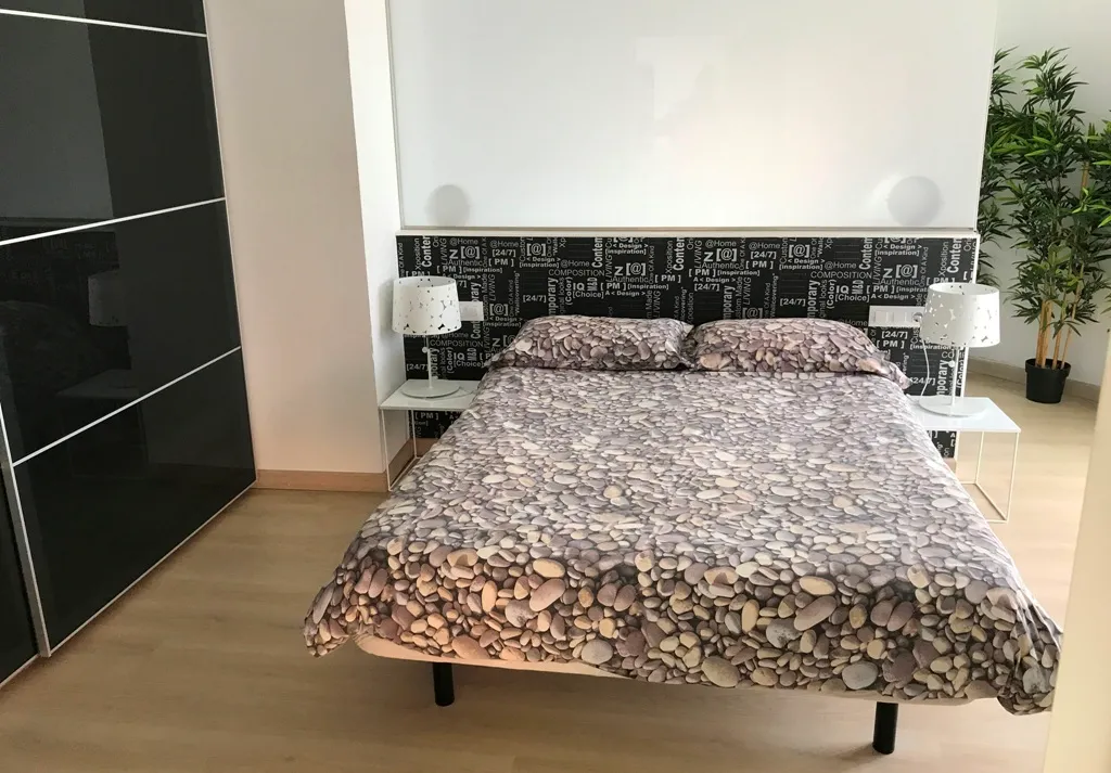 Schlafzimmer mit Doppelbett und Terrassenzugang
