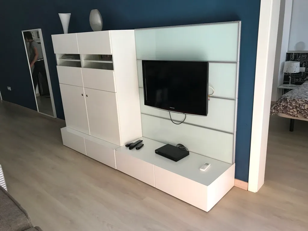 Wohnbereich mit Fernseher und Stauraum